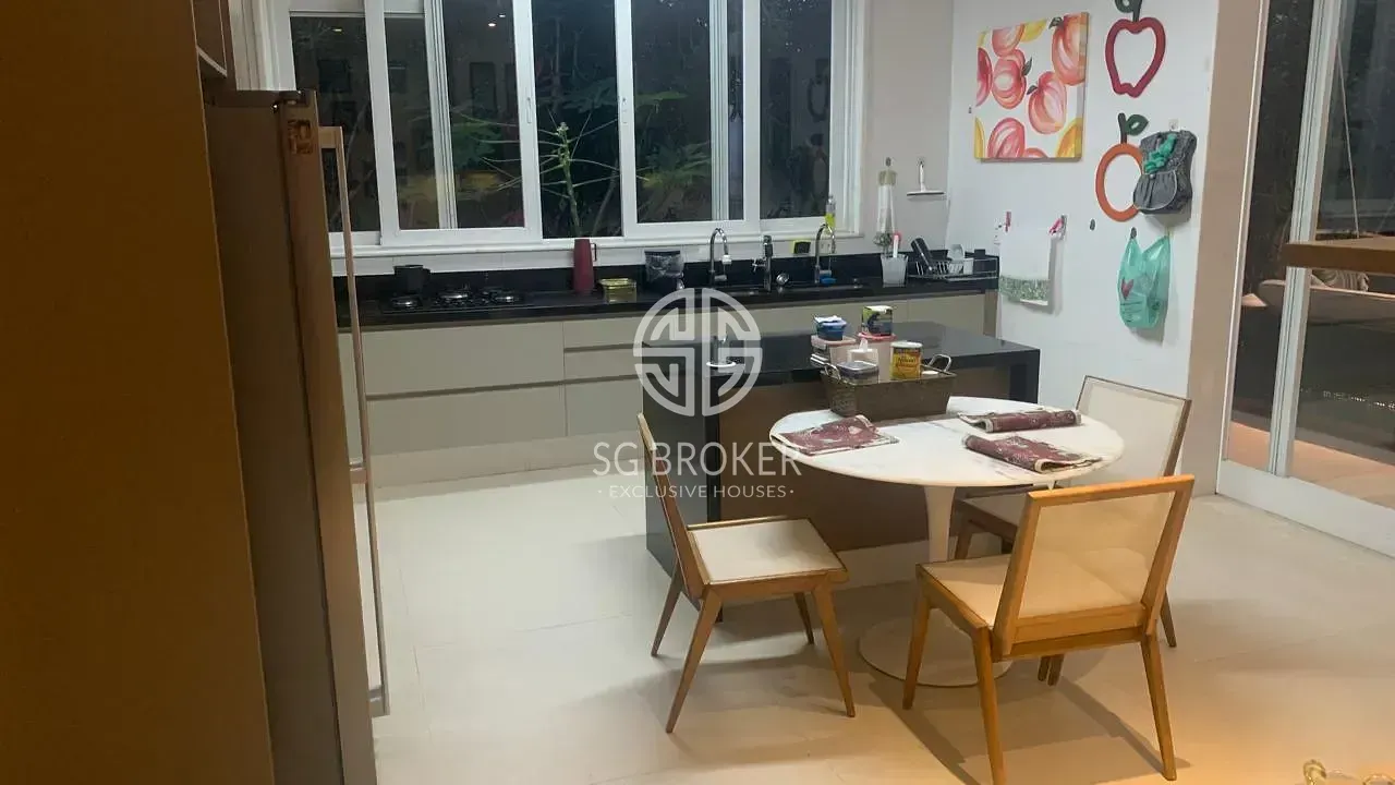 Furnished house, 800 m², with floor-to-ceiling windows — photo 16
