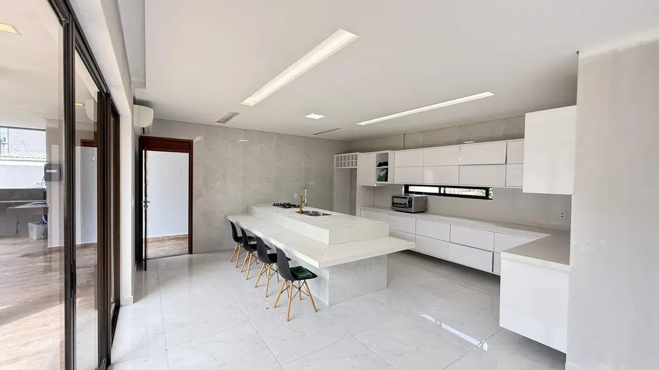 House with 550 m², 5 bedrooms, floor-to-ceiling windows — photo 3