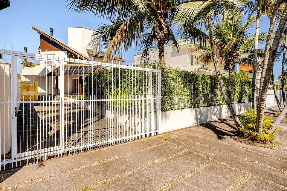 Casa amueblada con 3 dormitorios y 2 suites, 400 m² — photo 39