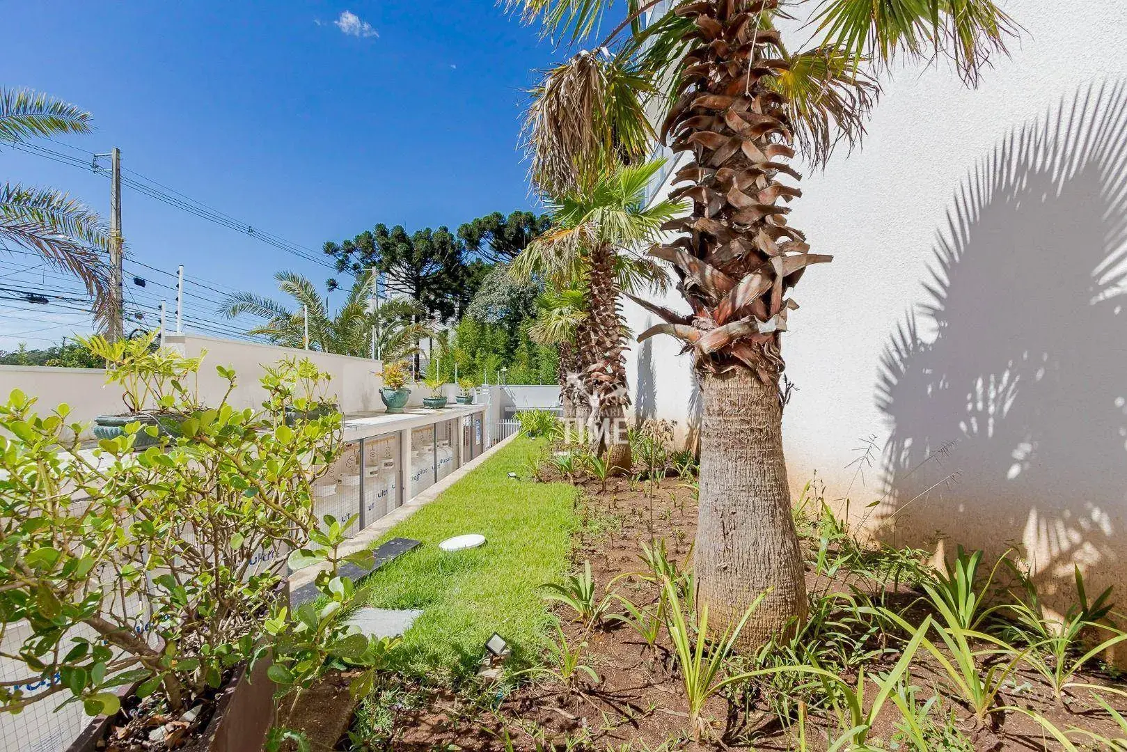 Balcony with a grill in a 3-bedroom apartment, 107 m² — photo 55