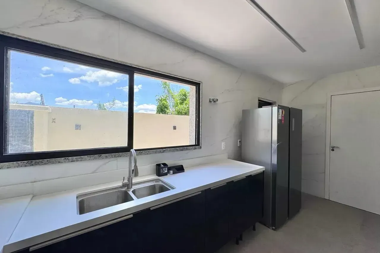 Casa de 4 dormitorios con ventanales de piso a techo — photo 22