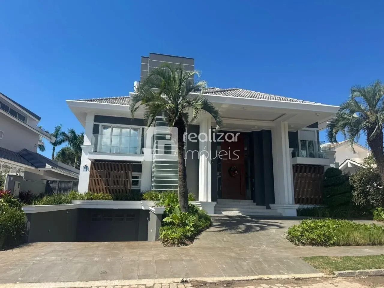 House with 6 en-suite bedrooms and a residents’ pool