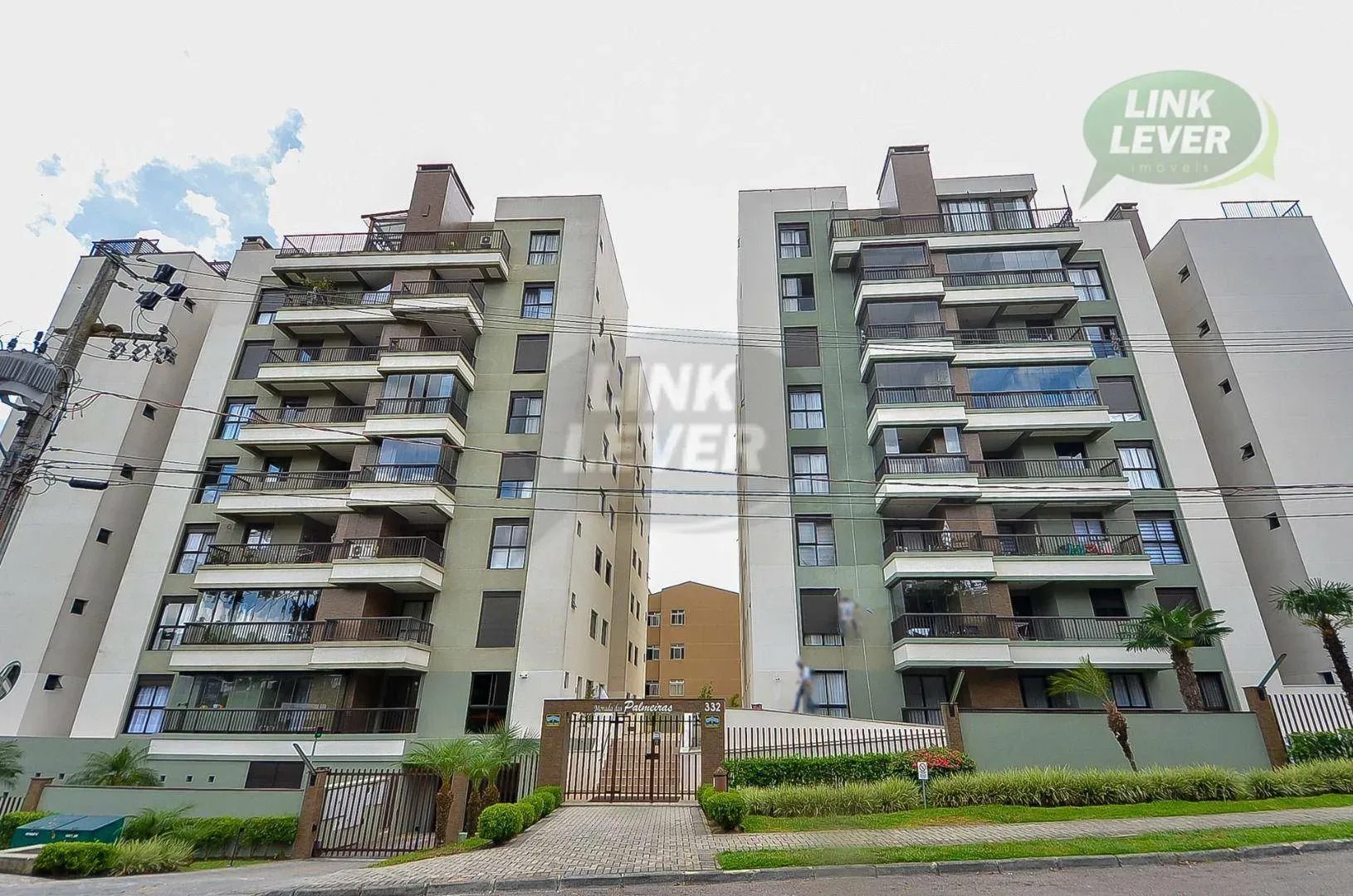 Balcony with a grill in a 3-bedroom apartment, 88 m² — photo 3