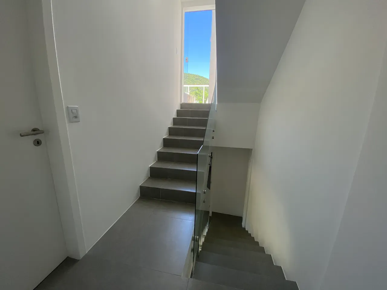 Floor-to-ceiling windows in a 3-bedroom house, 230 m² — photo 22
