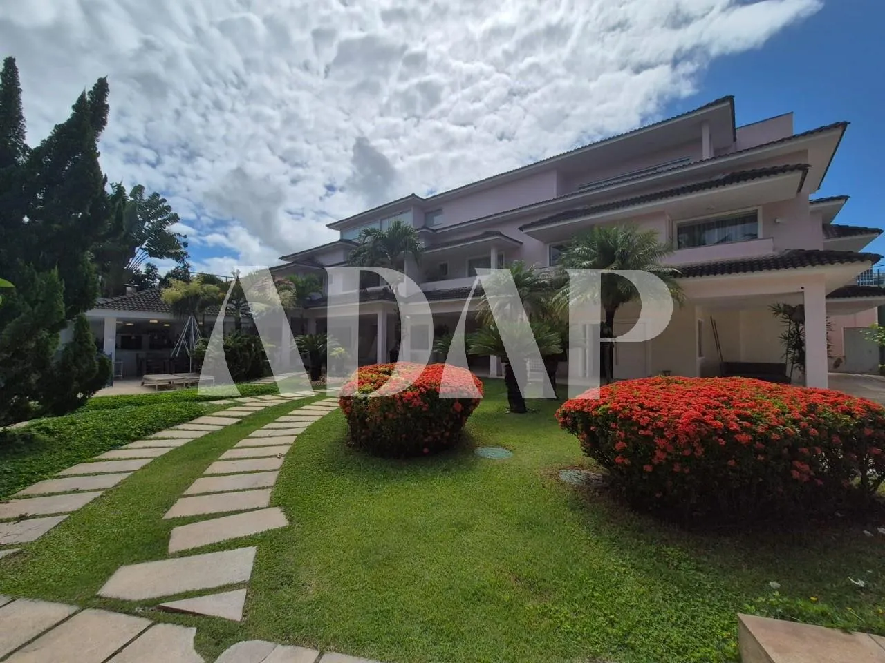 1253 m² house with 7 bedrooms and a private garden — photo 3
