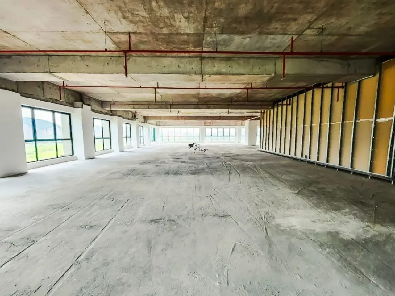 Unfurnished 1-bedroom apartment with floor-to-ceiling windows — photo 12