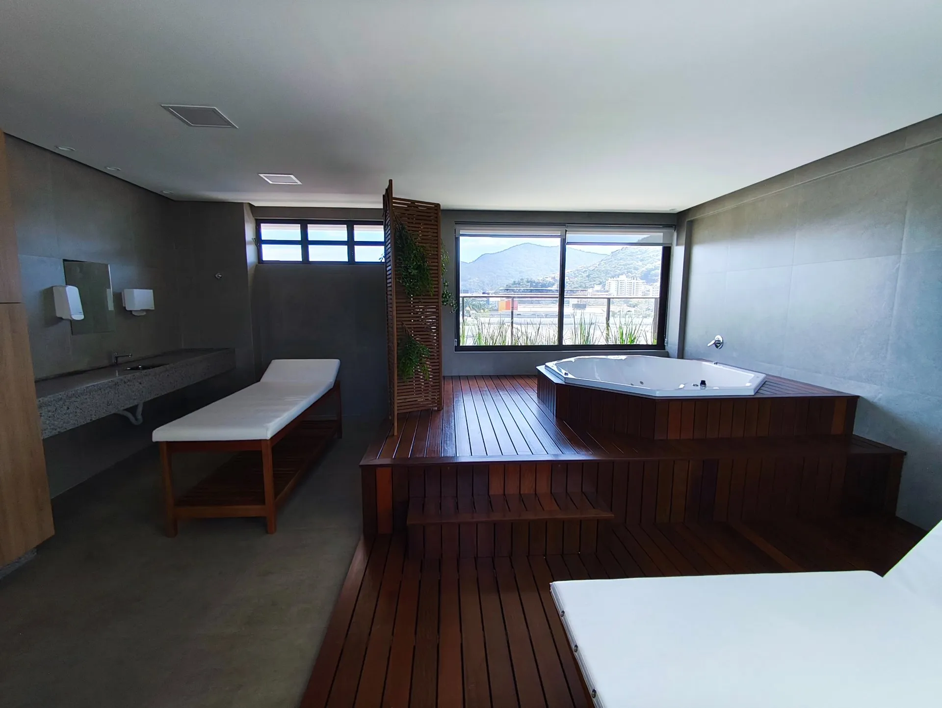 One-bedroom apartment in a building with a heated pool — photo 41