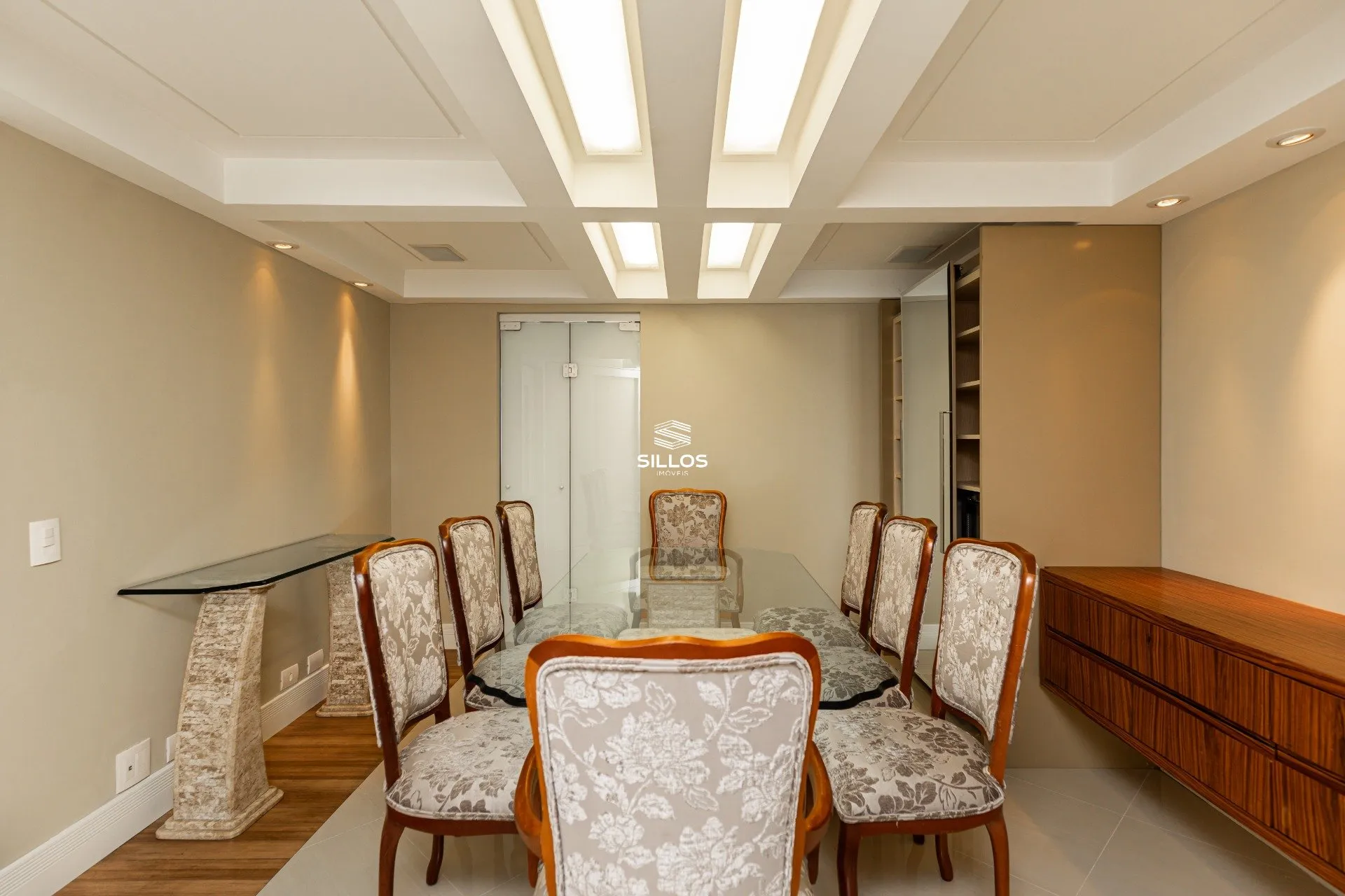 121 m² apartment with a glass-enclosed balcony and a bathtub — photo 5