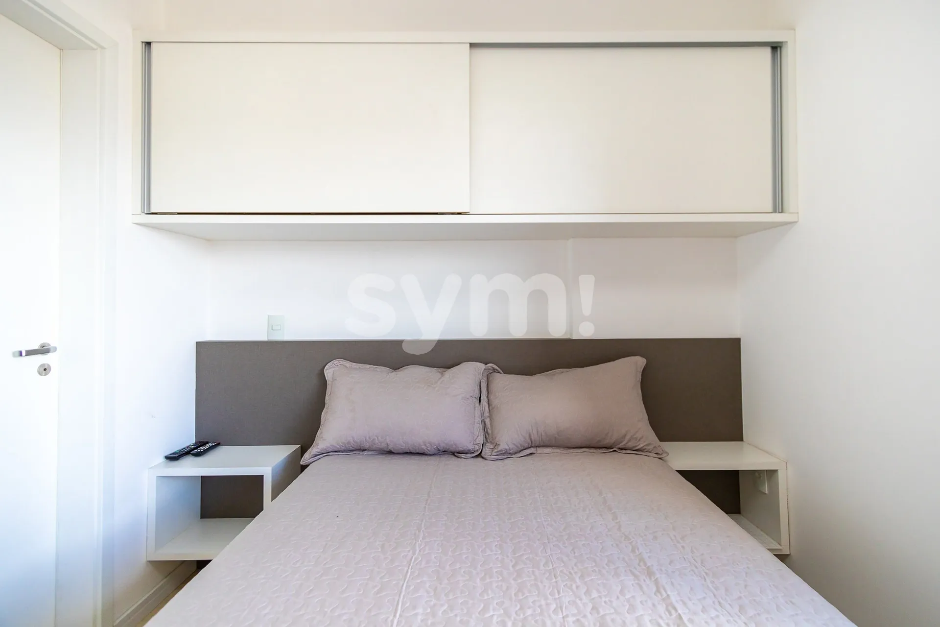 Furnished 1-bedroom apartment with a glass-enclosed balcony — photo 115