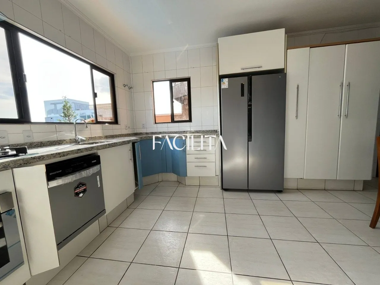 Furnished 456 m² house with 3 en-suite bedrooms and pool — photo 9