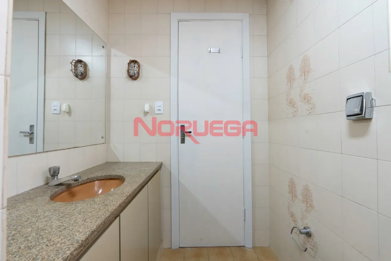 2-bedroom apartment with a glass-enclosed shower — photo 20