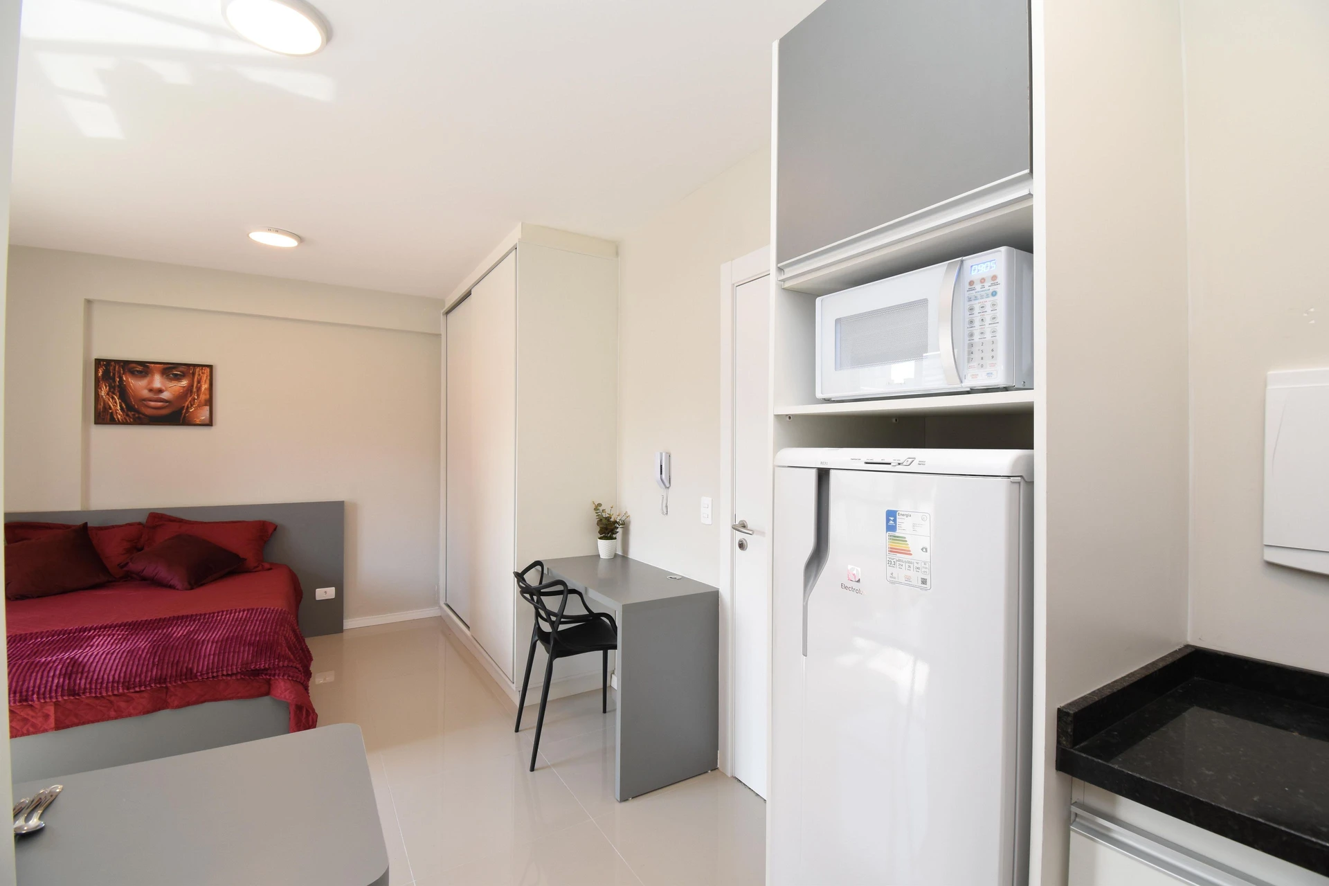 Furnished studio, 22 m², with a glass-enclosed balcony — photo 34