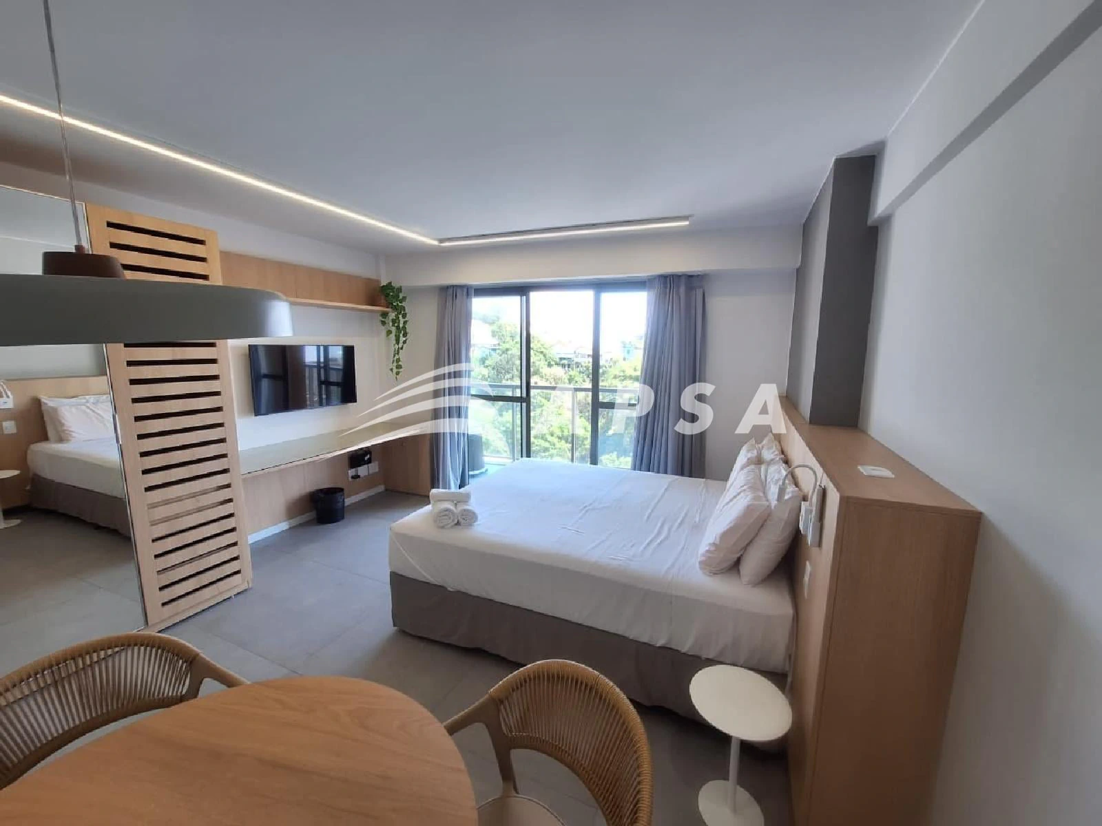One-bedroom apartment in a building with a coworking space — photo 9