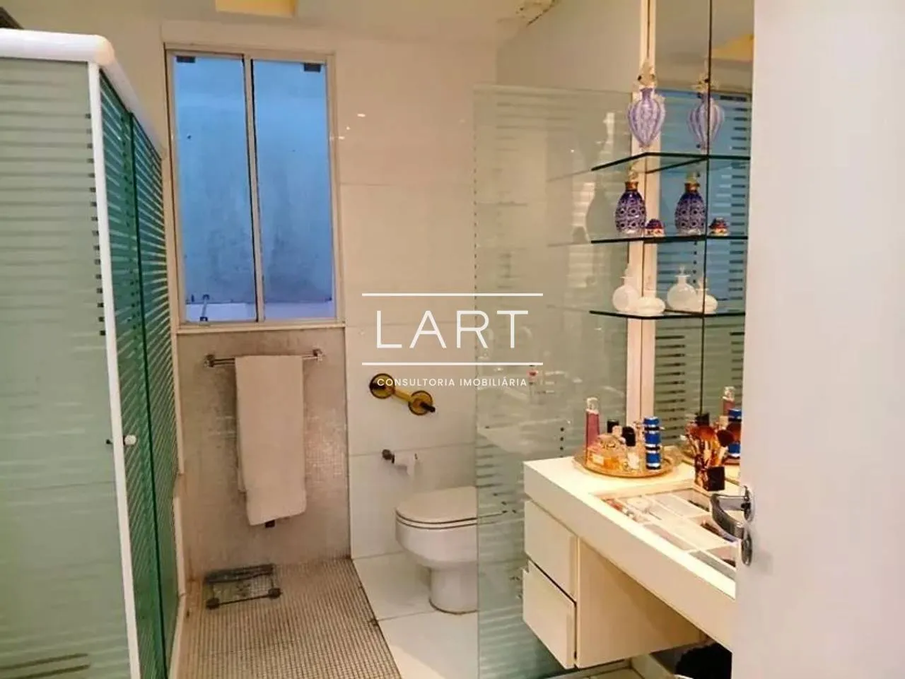 Furnished apartment, 250 m², with floor-to-ceiling windows — photo 32