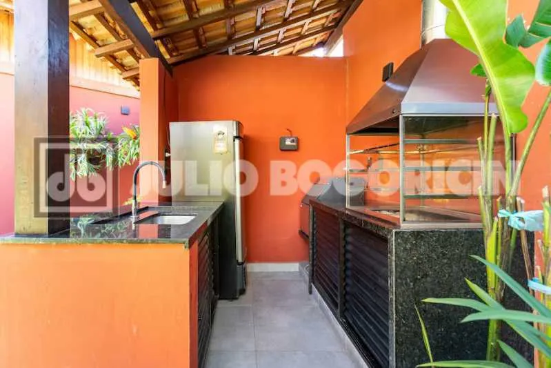 Balcony with a grill in a 5-bedroom house, 392 m² — photo 2