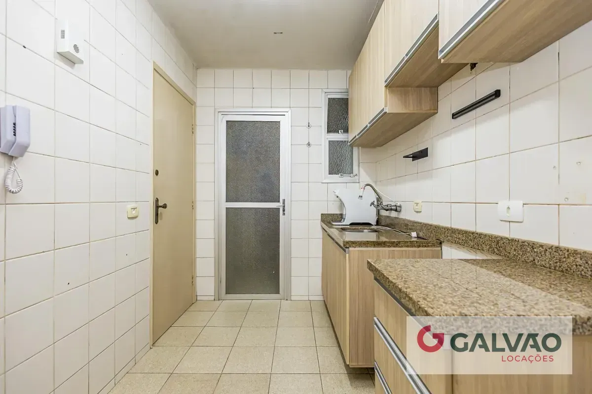 2-bedroom apartment with wood or laminate floors — photo 2