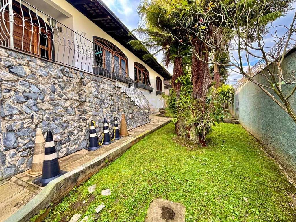 Unfurnished house with 6 bedrooms and 4 parking spaces — photo 3