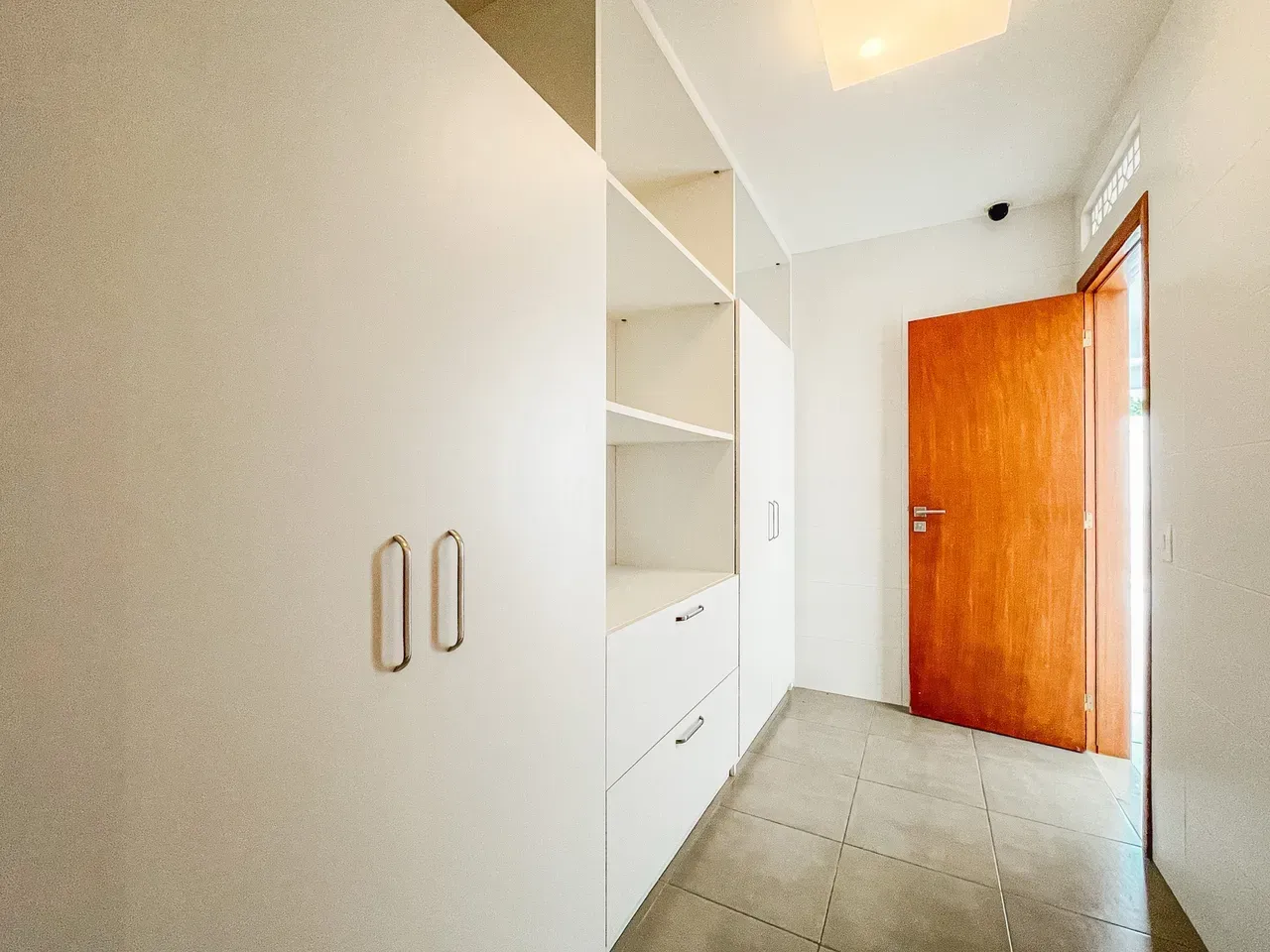 600 m² house with a bathtub and floor-to-ceiling windows — photo 7