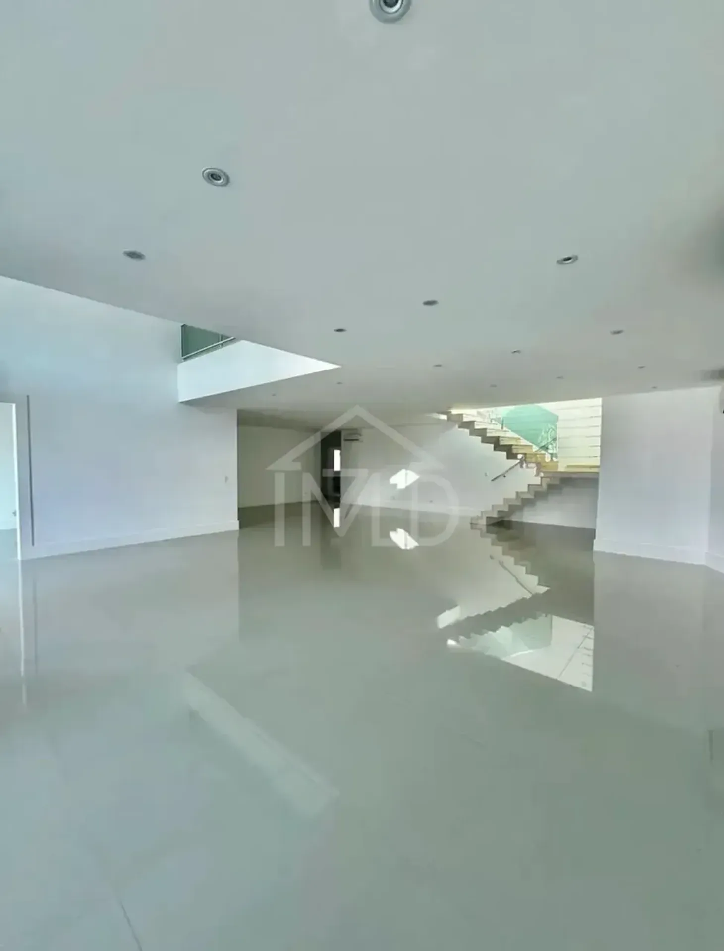 House with 5 bedrooms and floor-to-ceiling windows — photo 23