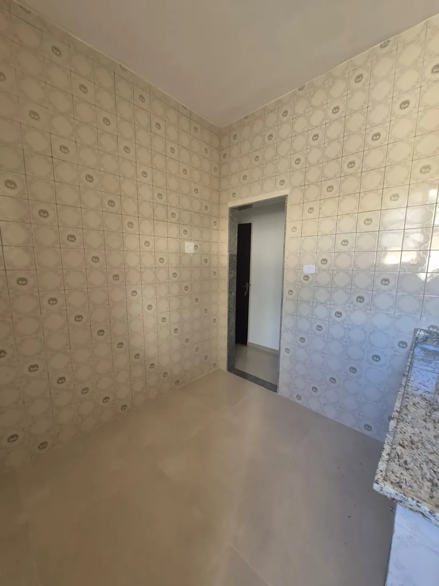 Apartamento sem mobília com cozinha planejada e tanque — photo 20