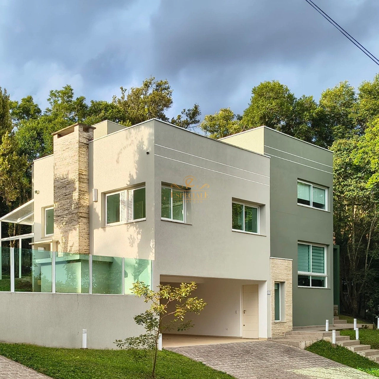 5-bedroom house with 3 en-suite bathrooms and parking — photo 2