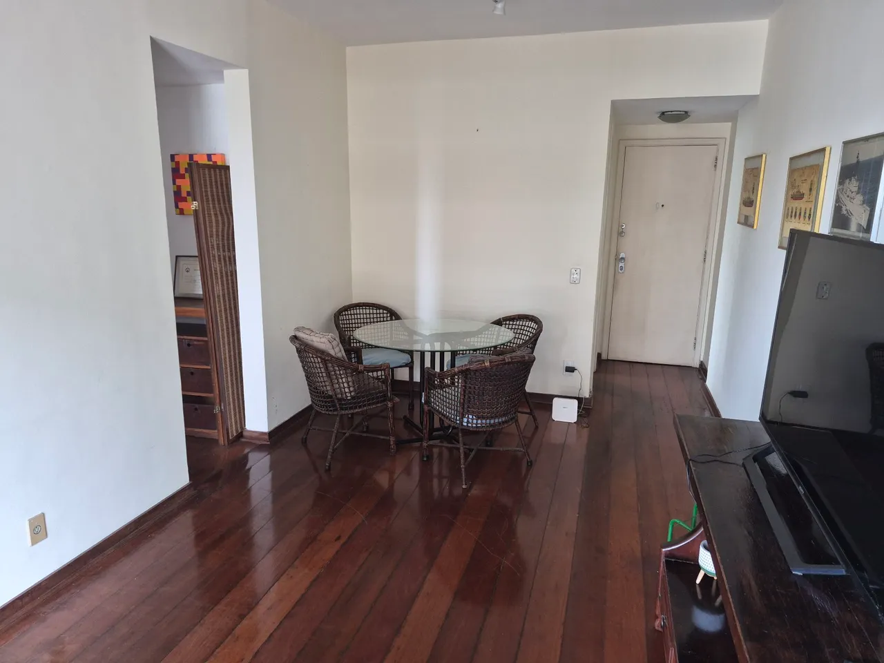 One-bedroom apartment in a building with a gym — photo 3