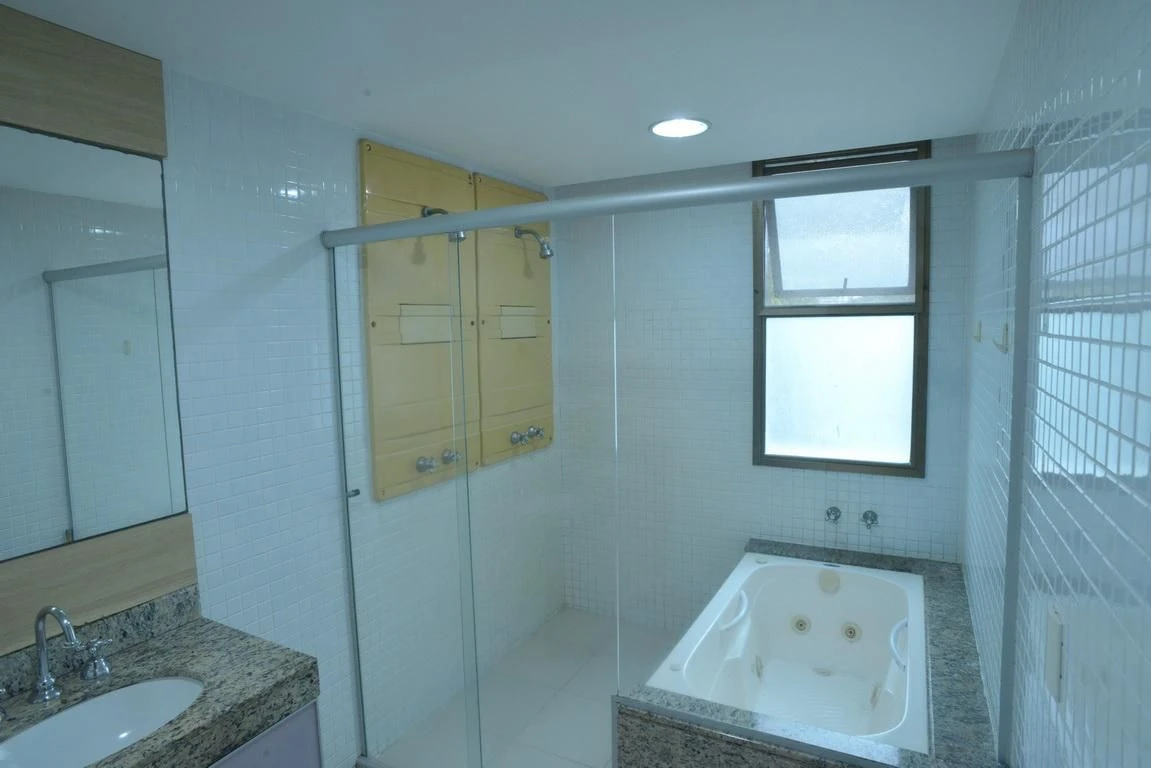 Jacuzzi in a 4-bedroom apartment, 233 m² — photo 67