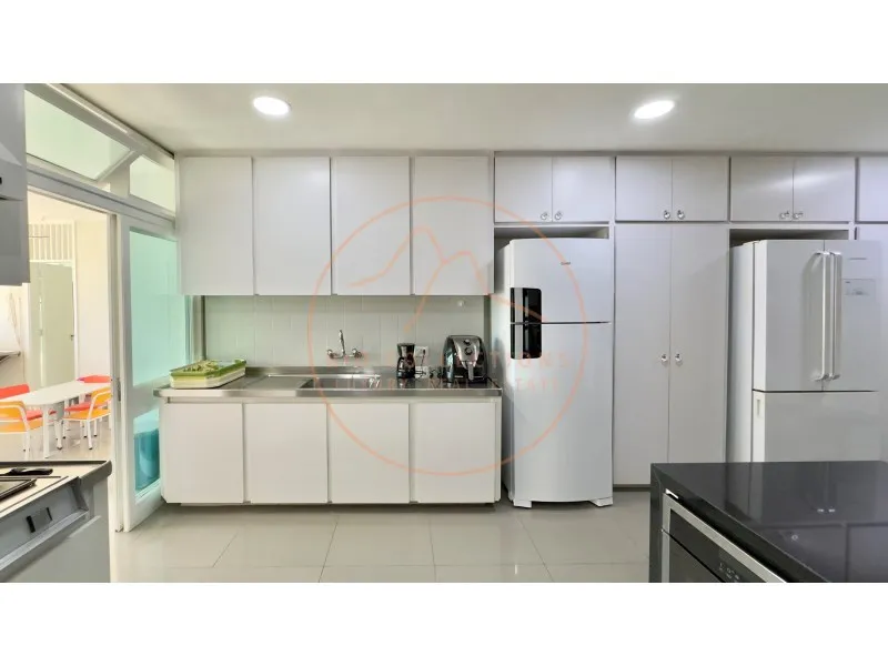 Apartment with 4 bedrooms and 5 bathrooms — photo 42