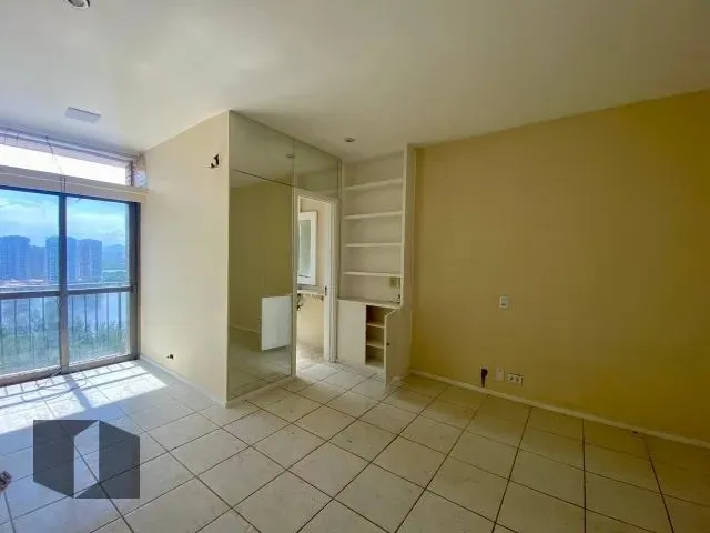 Unfurnished apartment with a glass-enclosed balcony — photo 8