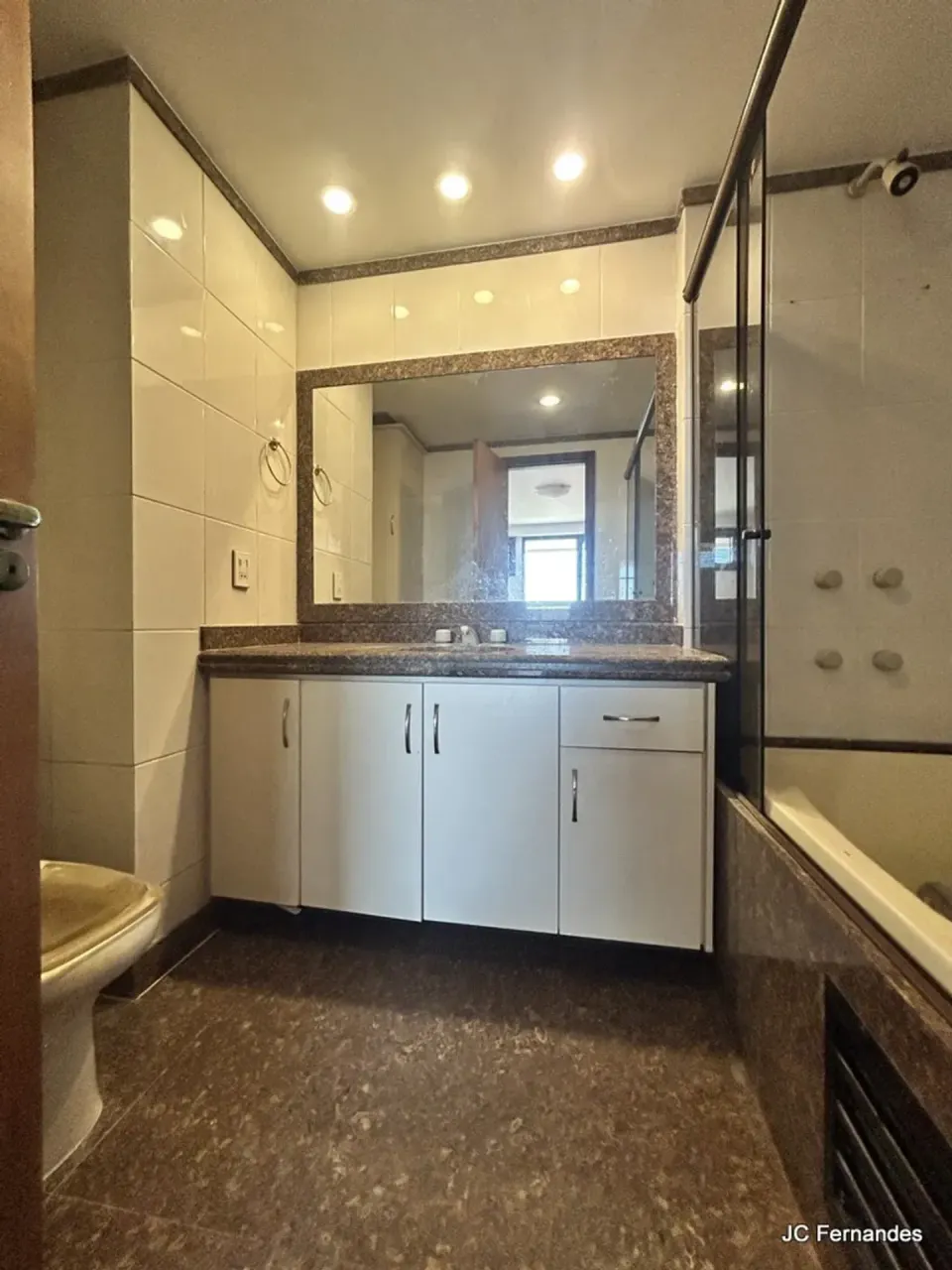 2-bedroom, 2-bath apartment with water and city view — photo 20