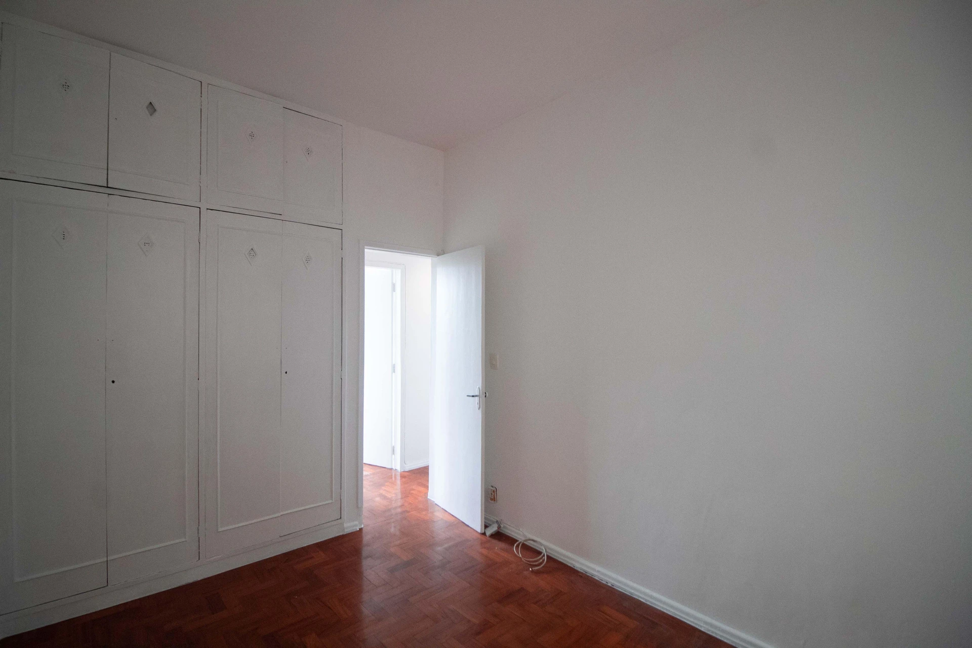 Apartamento de 2 quartos com piso de madeira ou laminado — photo 22