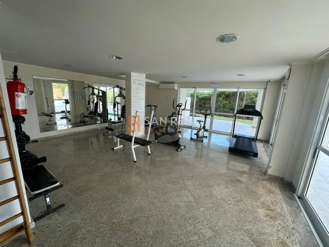 Furnished top-floor unit with 2 bedrooms and glass balcony — photo 18
