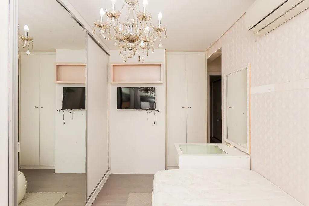Rental apartment with 3 en-suite bedrooms and 4 baths — photo 40
