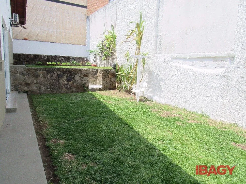 House with 4 bedrooms and 380 m², 2 parking spots — photo 54