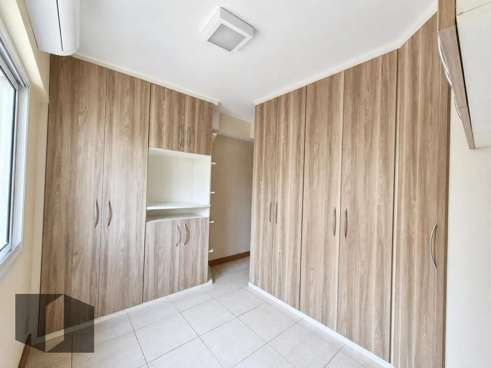 Walk-in closet in a 3-bedroom apartment, 122 m² — photo 14