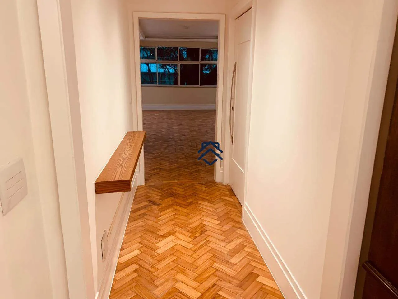 Walk-in closet in a 4-bedroom apartment, 180 m² — photo 23