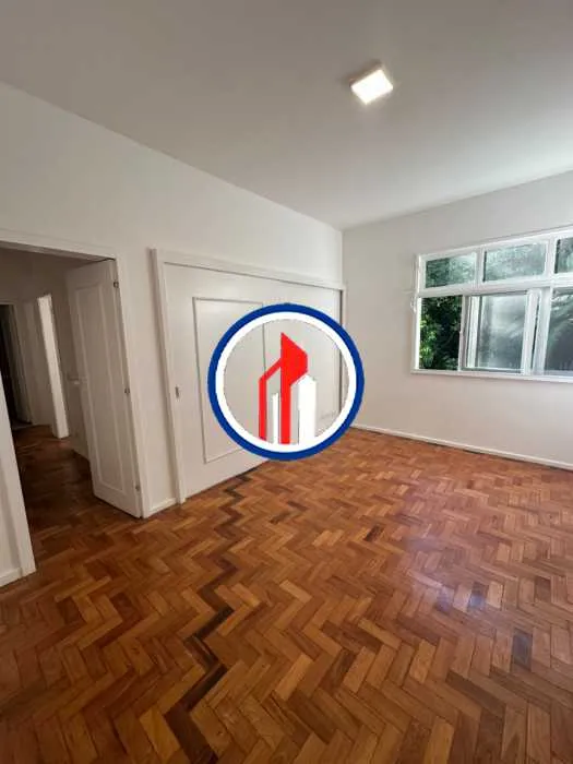 Apartment on the 6th floor with wood or laminate floors
