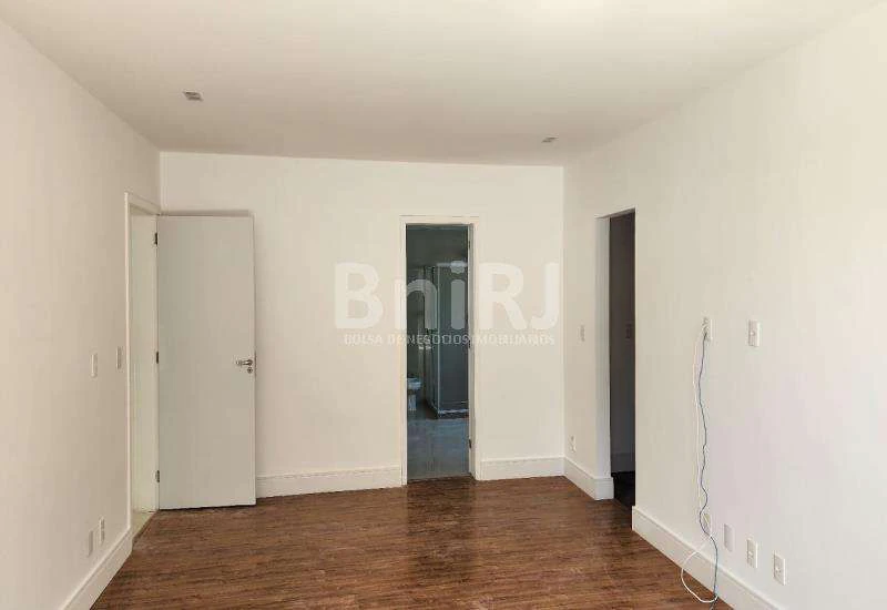 House with 6 bedrooms and 500 m² with 2 parking spaces — photo 25