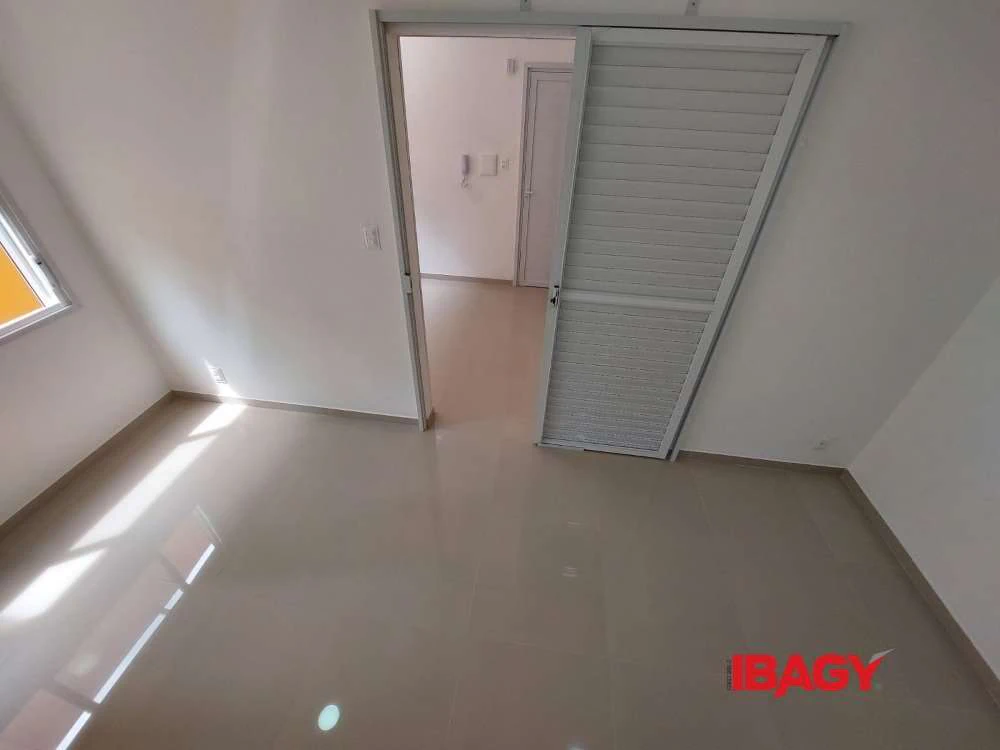 1-bedroom apartment with a separate kitchen and 24 m²