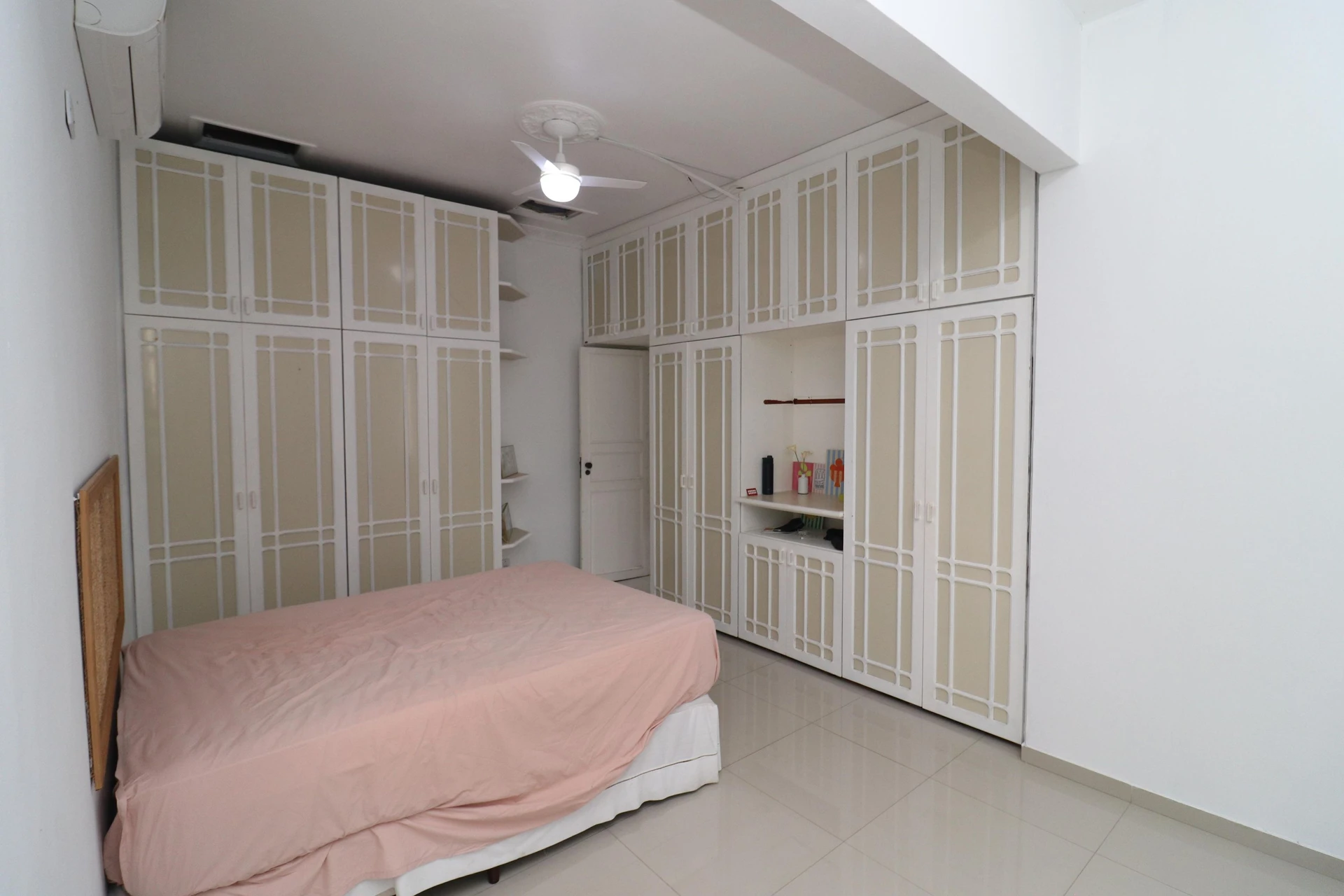 10-bedroom house with a bathtub in Rio de Janeiro — photo 13