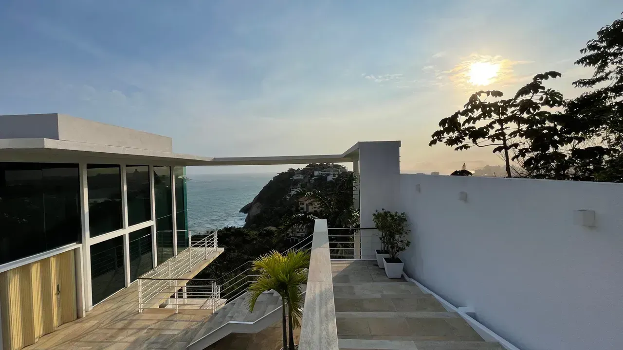 Unfurnished 3-bedroom, 3-bath house with a balcony — photo 11