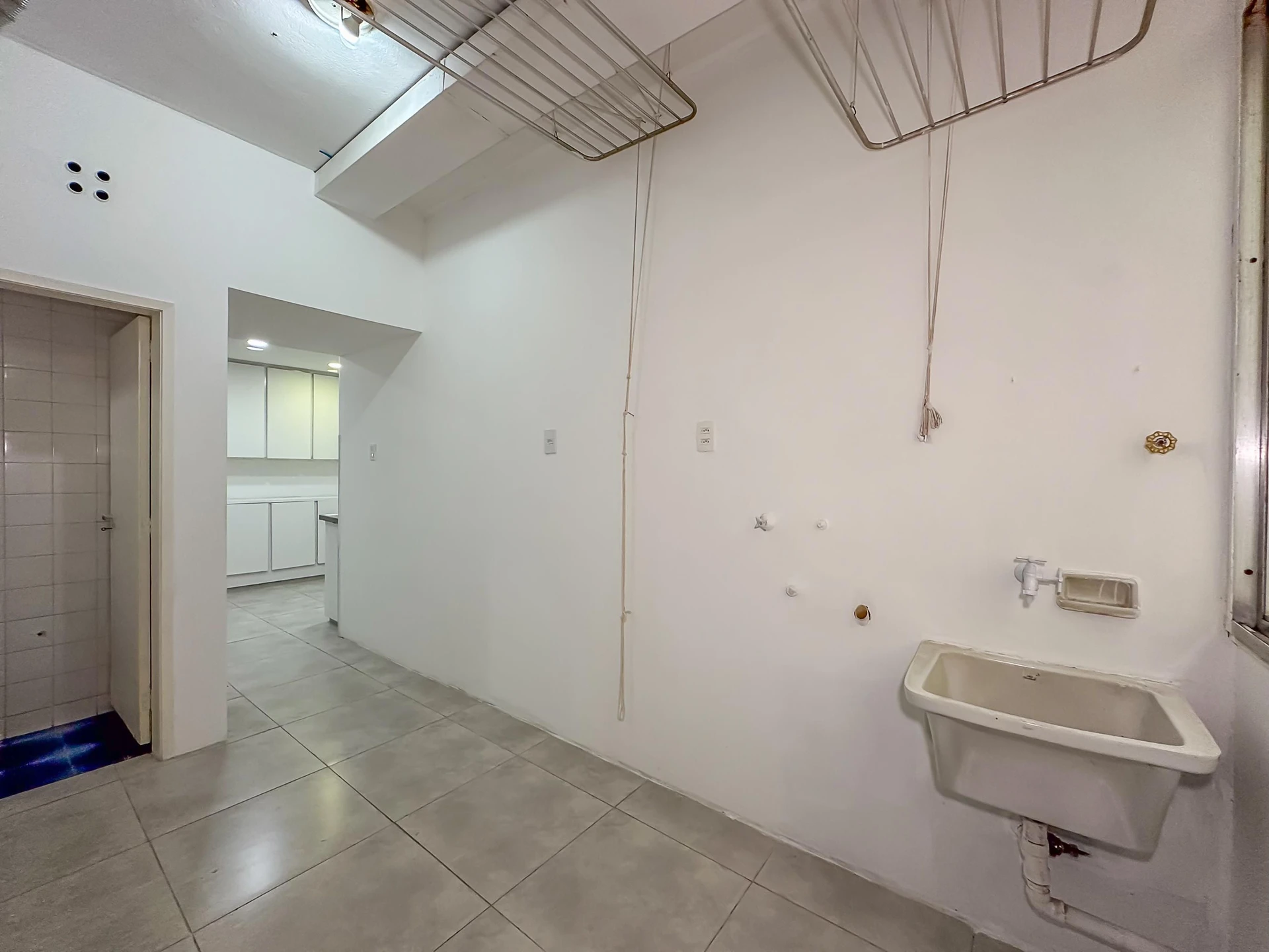 Apartment with 3 bedrooms, 1 en-suite and separate kitchen — photo 33