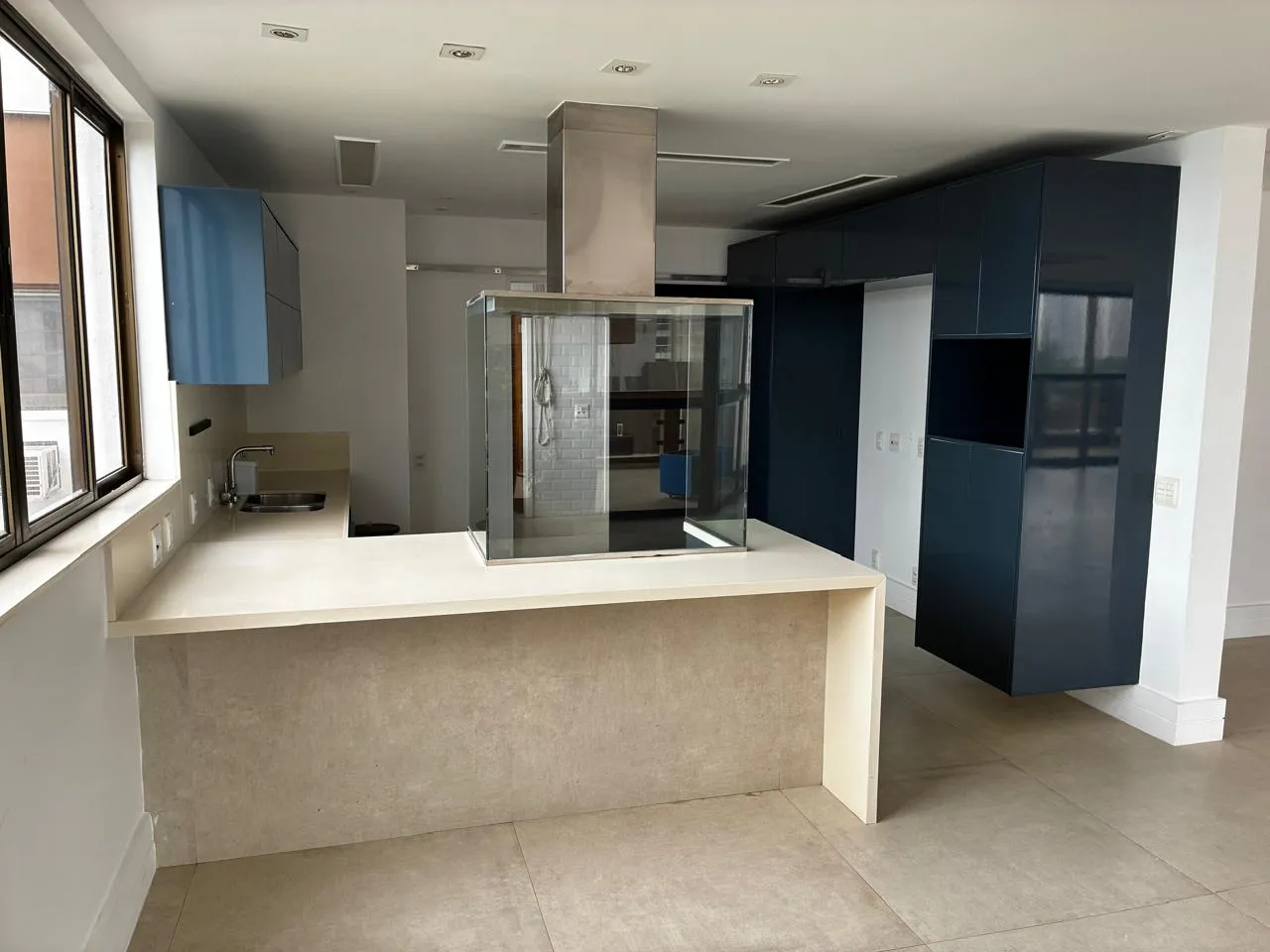Unfurnished apartment with 3 bedrooms and open-plan kitchen — photo 2