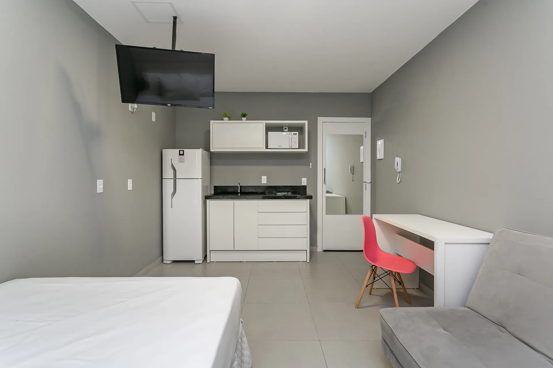 Furnished 35 m² studio with compact kitchenette — photo 2