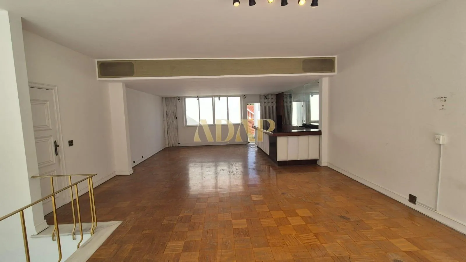 525 m² apartment with a home office and a bathtub — photo 32