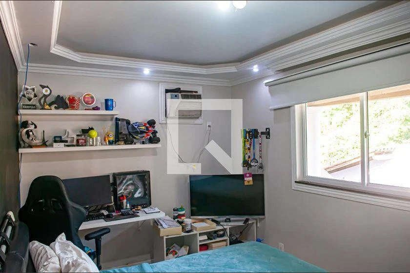 House 400 m² with 4 bedrooms, 2 en-suites, 4 parking spots — photo 49