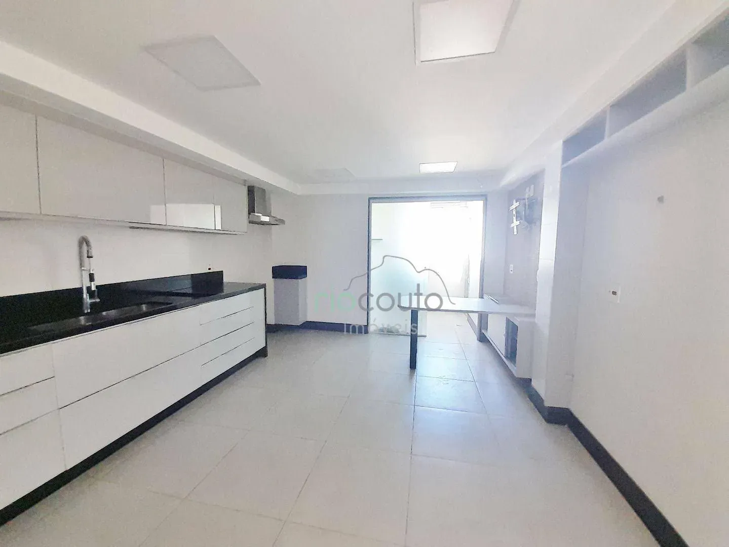 Apartment with 4 bedrooms and a balcony — photo 13