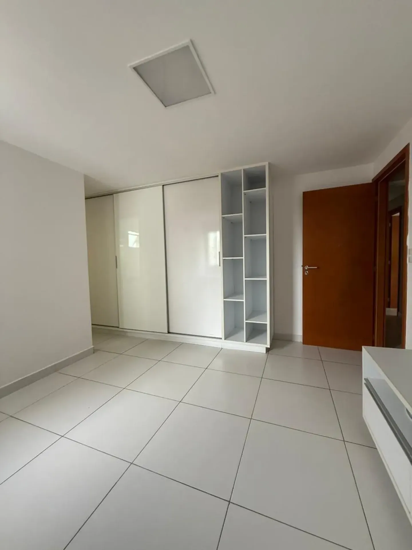 4-bedroom apartment with a glass-enclosed balcony — photo 7