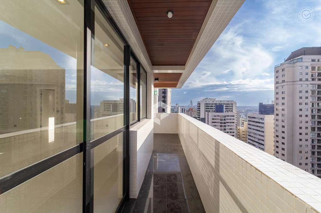 3 en-suite bedroom apartment with balcony and floor-to-ceiling windows — photo 2