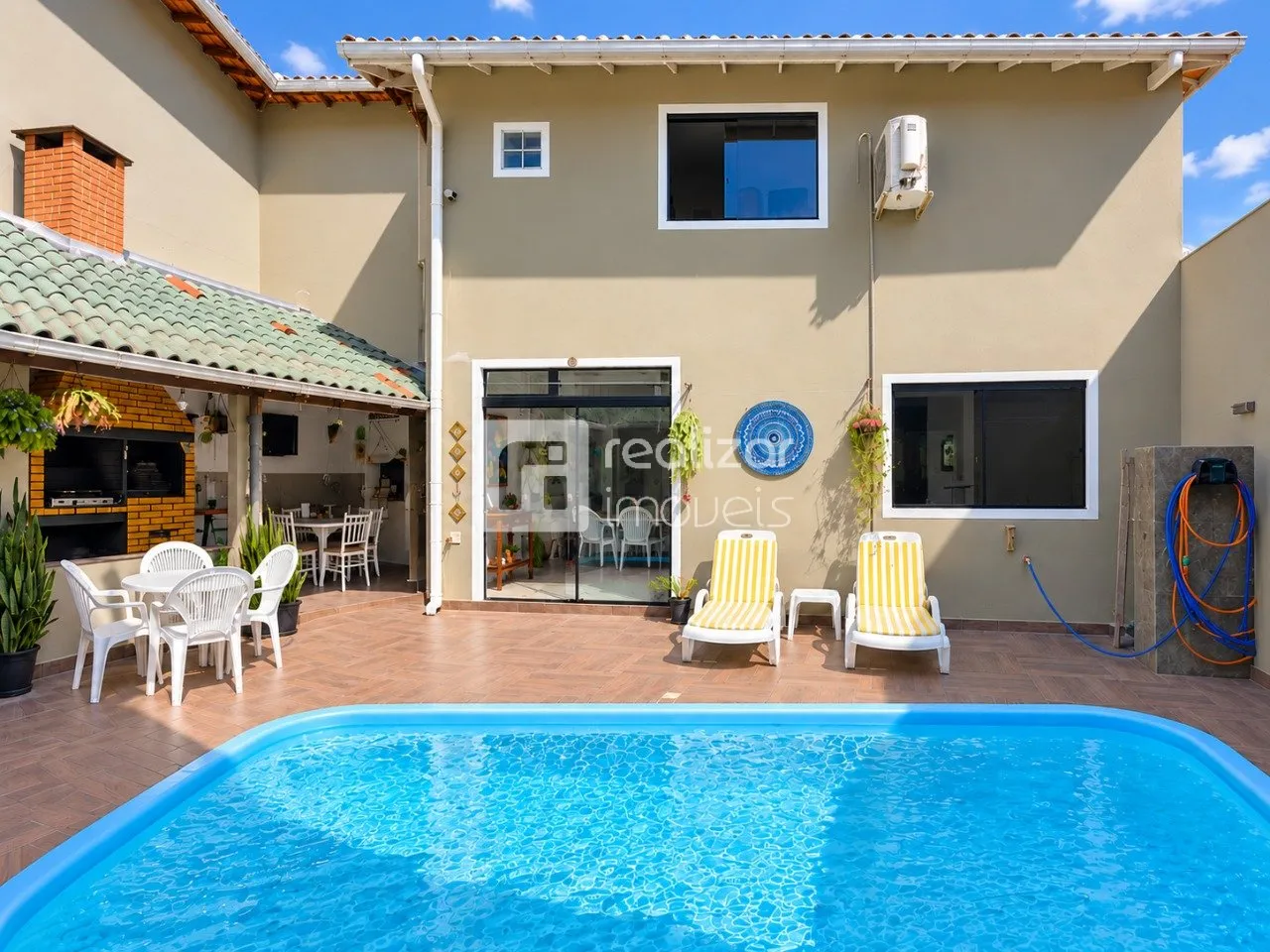 Balcony with a grill in a 5-bedroom house, 204 m² — photo 4